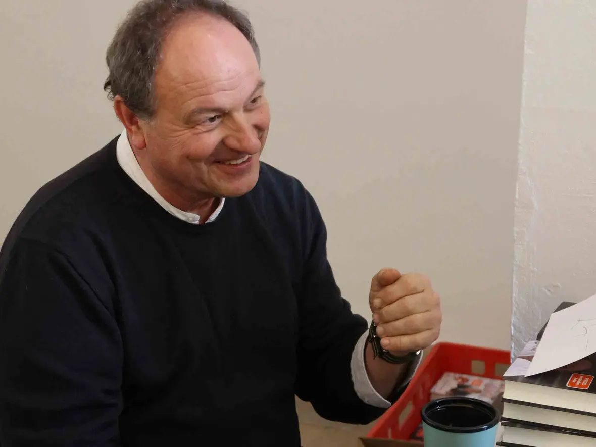 Pfarrer Schießler signierte seine Bücher. Der Erlös fließt seiner Stiftung zu.