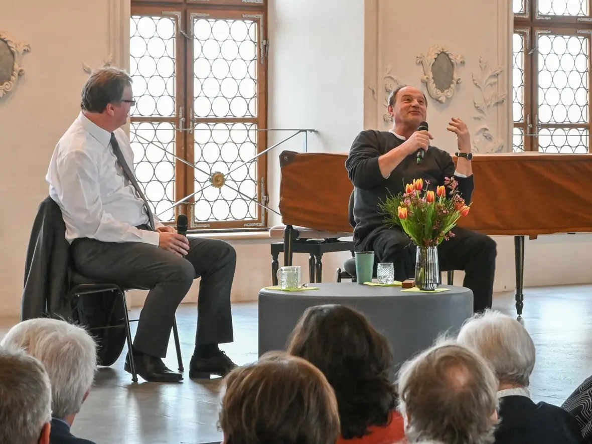 Pfarrer Schießler ist auch im Gespräch mit Herzblut dabei
