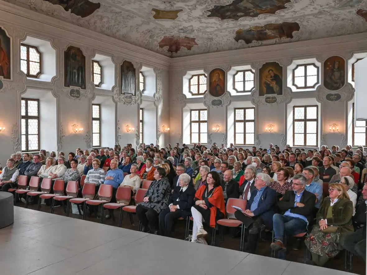 Im Kongregationssaal blieben nur wenige Plätze in der ersten Reihe leer.