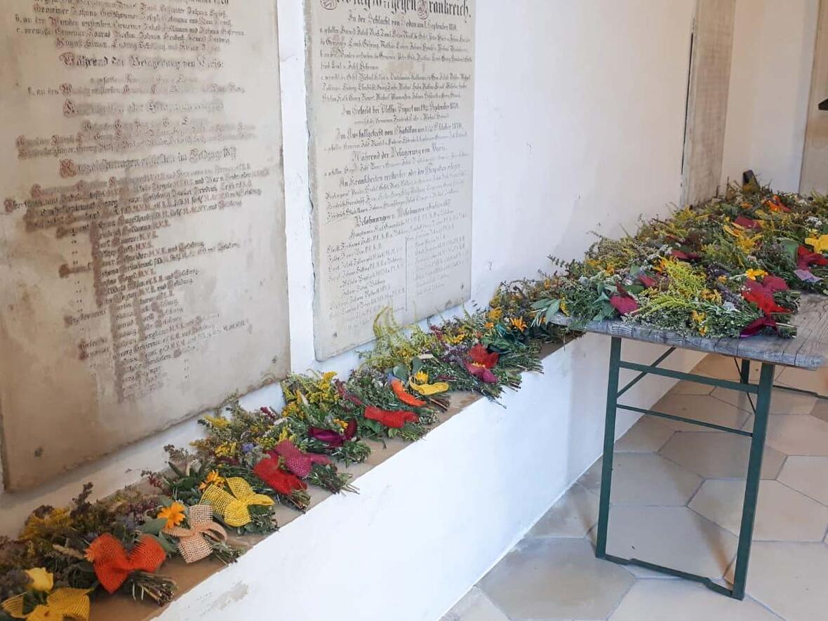 Die Kräuterbuschen warten auf das Fest.