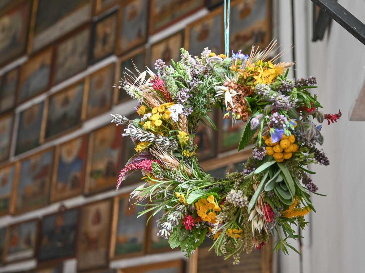 Der Kräuterkranz in der Kahlhofkapelle