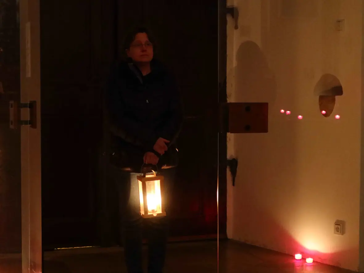 Mesnerin Margit Ettig trug das Friedenslicht in die Kirche