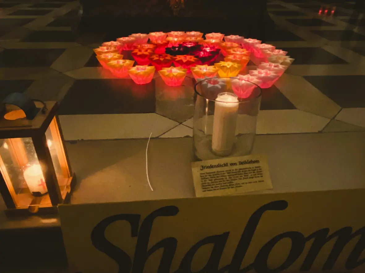 Margit Ettig hat sich viel Mühe mit dem Arrangement der vielen Kerzen gegeben 