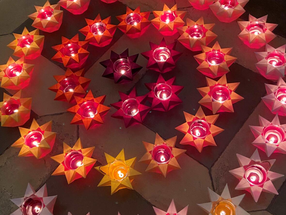 Bunte Lichter vor dem Altar