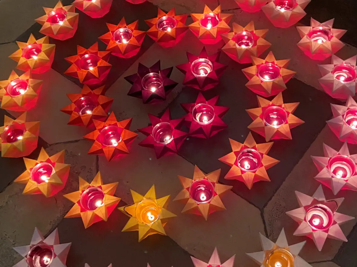 Bunte Lichter vor dem Altar