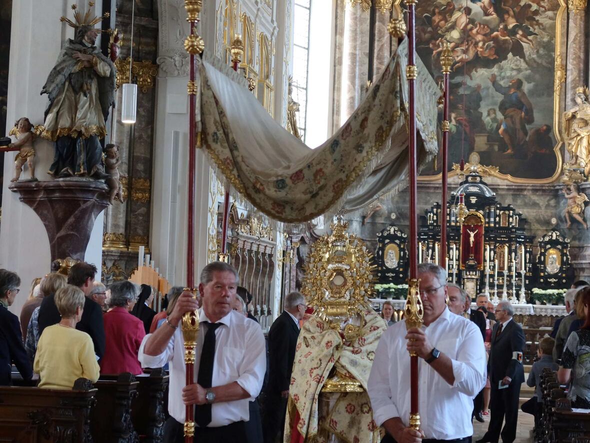 In der Hofkirche startet die Fronleichnamsprozession durch die Stadt.