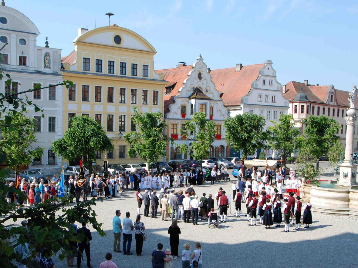 Bei herrlichem Sonnenschein suchten die Gläubigen den Platz im Schatten.