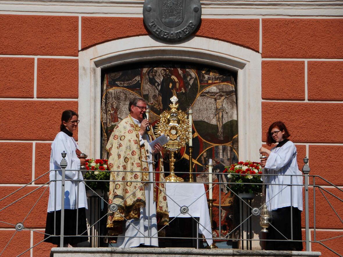 Eine kurze Ansprache am Altar vor dem Theater.