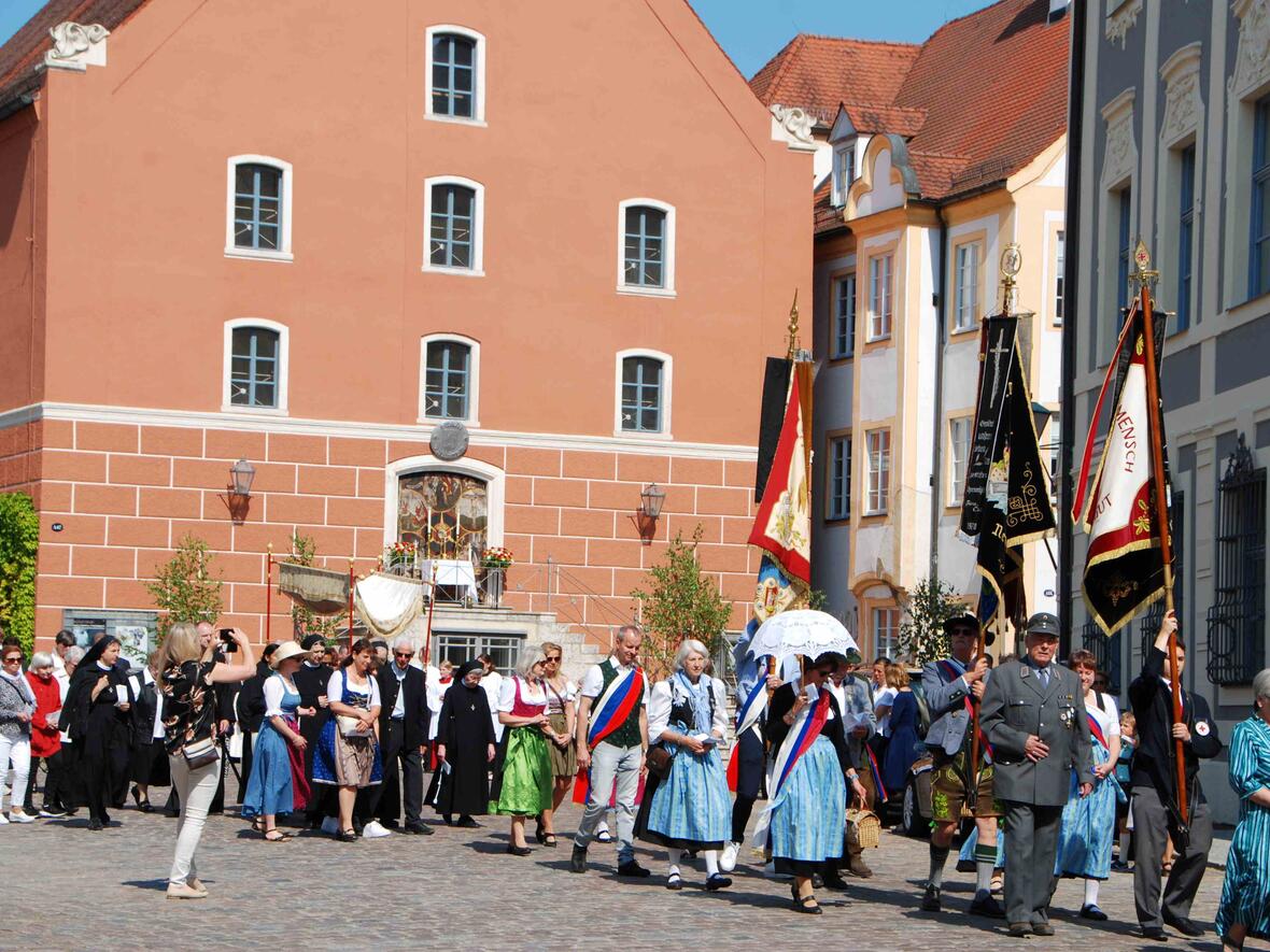 Die Abordnungen der Vereine und Ordensleute begleiteten die Prozession.