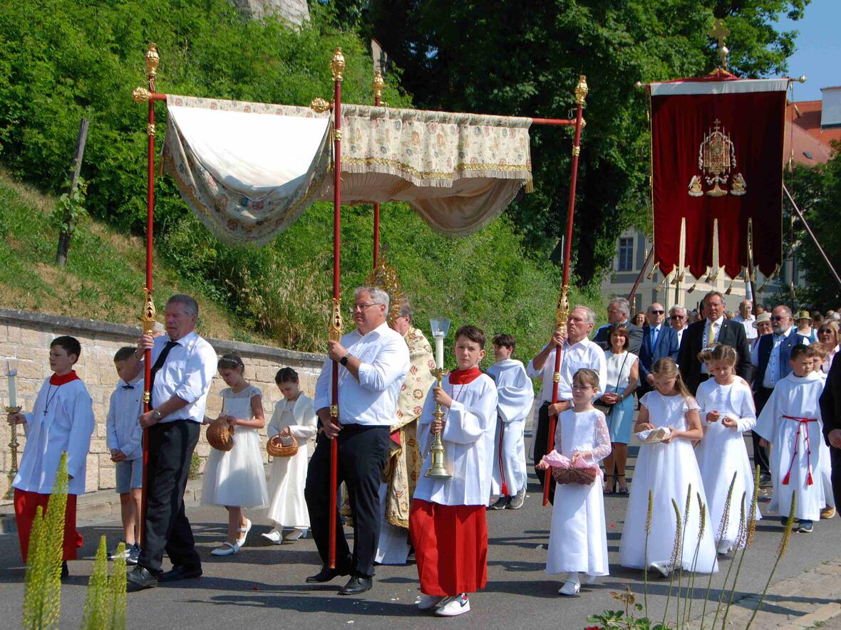 Auch die Kommunionkinder gingen im festlichen Gewand mit. 