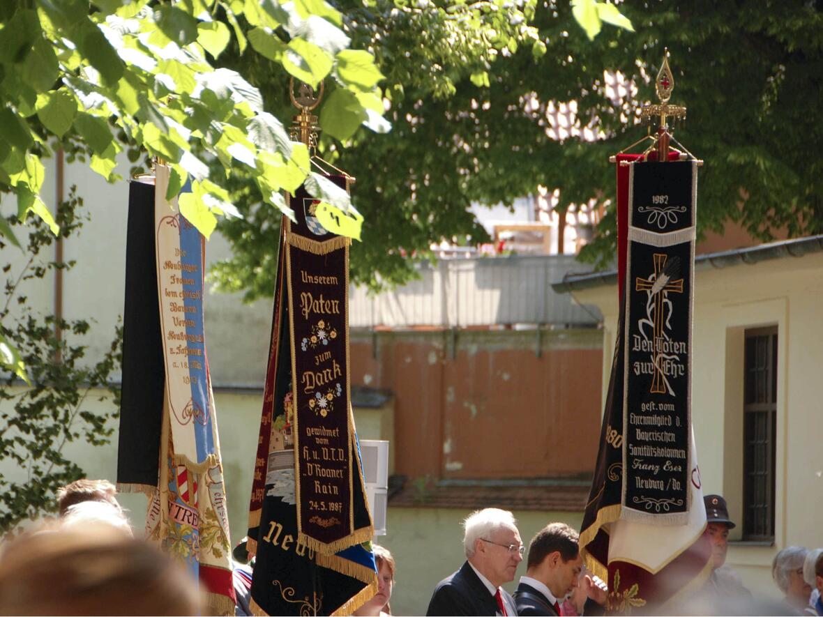 Bunte Fahnen der Vereine.