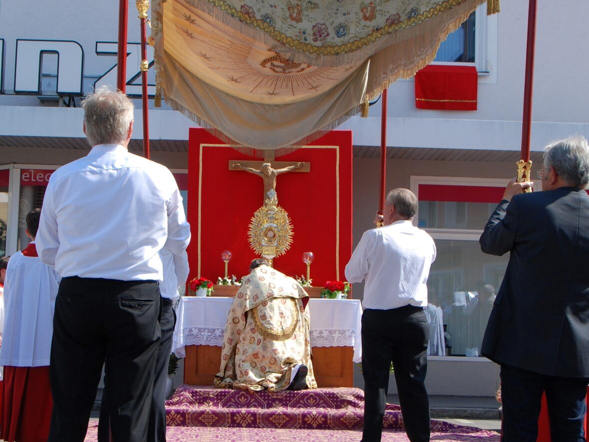 Die dritte Statio am Altar in der Innenstadt.