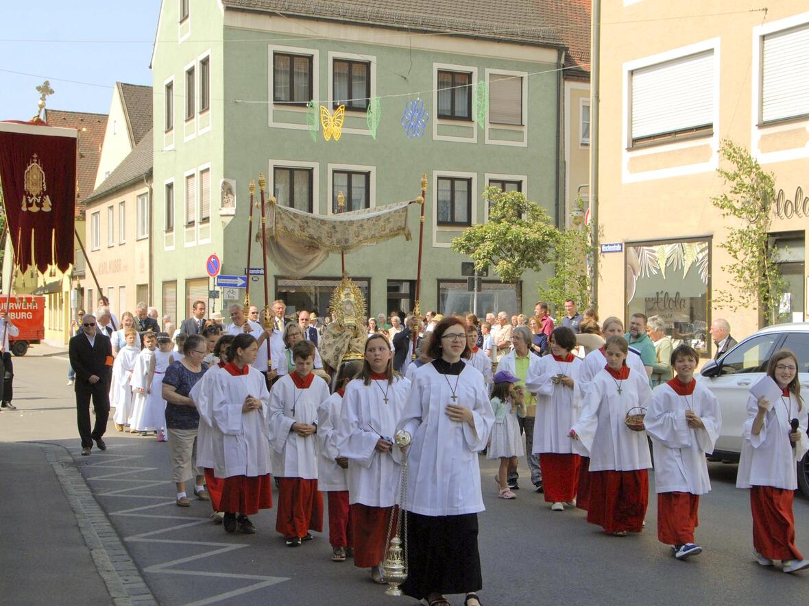 Vorne weg gingen die Ministranten.