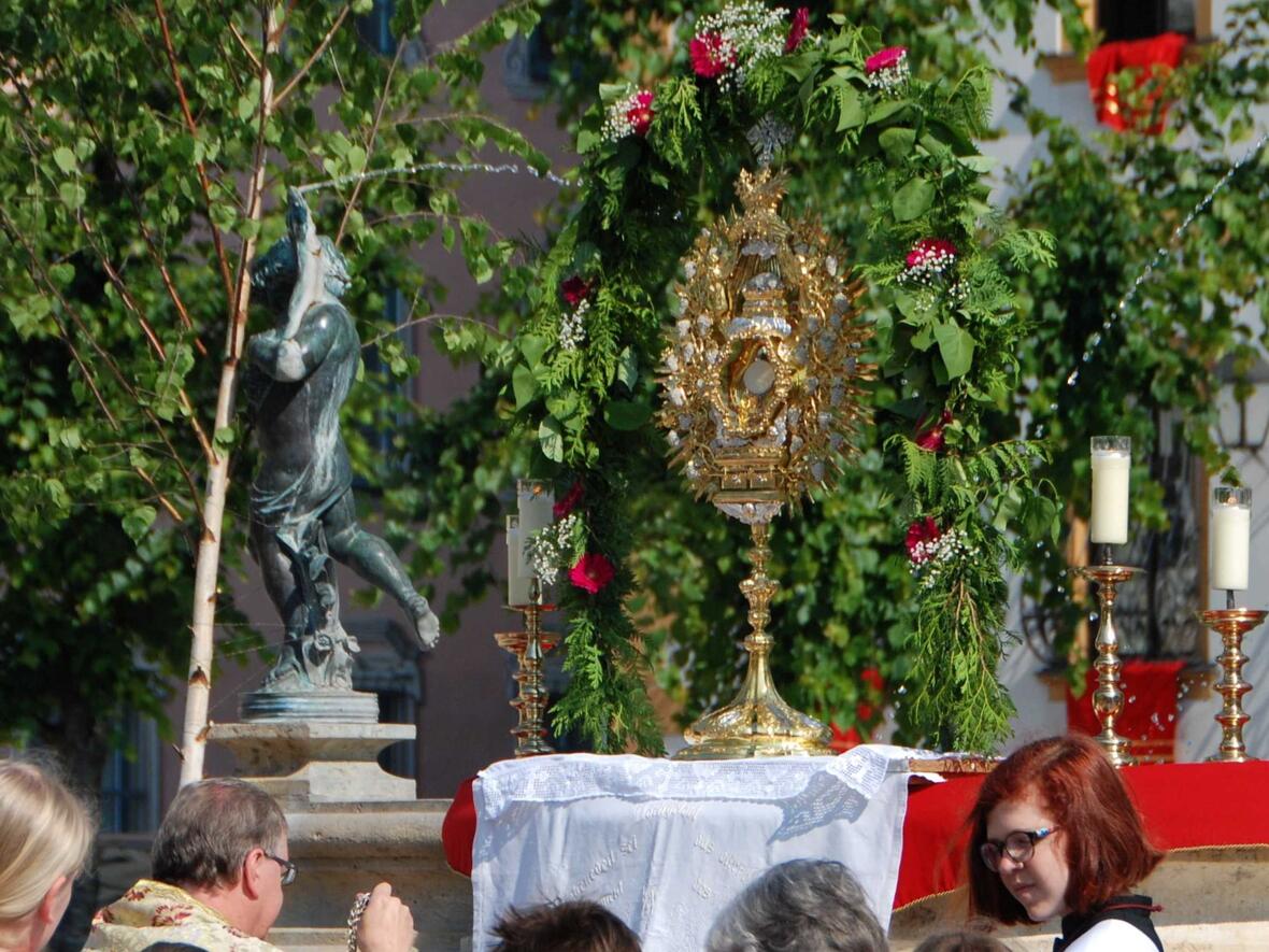 Die Monstranz am schön geschmückten Altar an der Mariensäule am Karlsplatz.