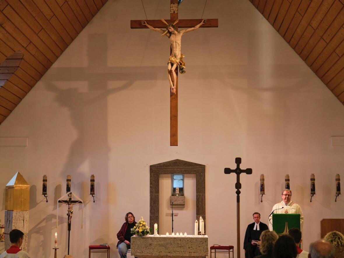 Unter dem Kreuz versammelt zum Friedensgebet.