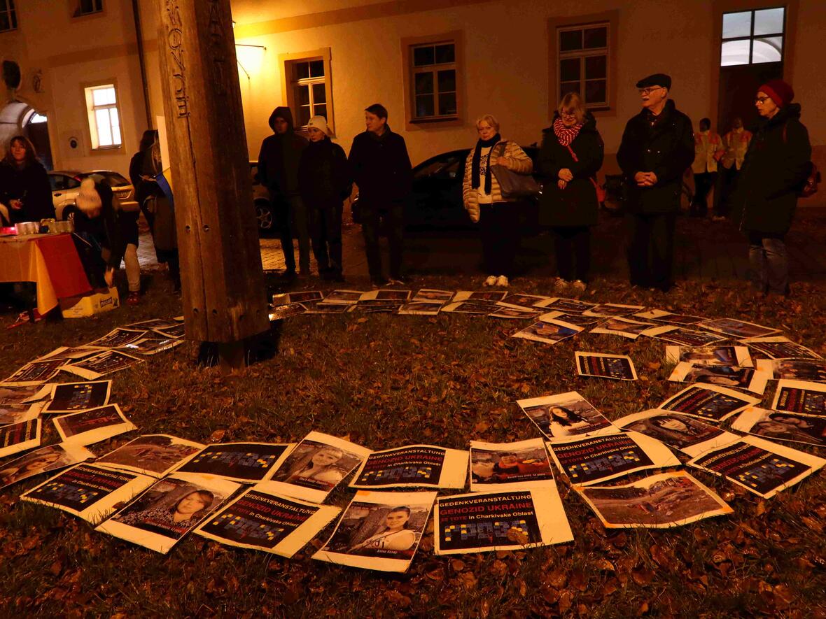 Bilder und Namen der einzelnen Opfer holten sie aus der Anonymität.