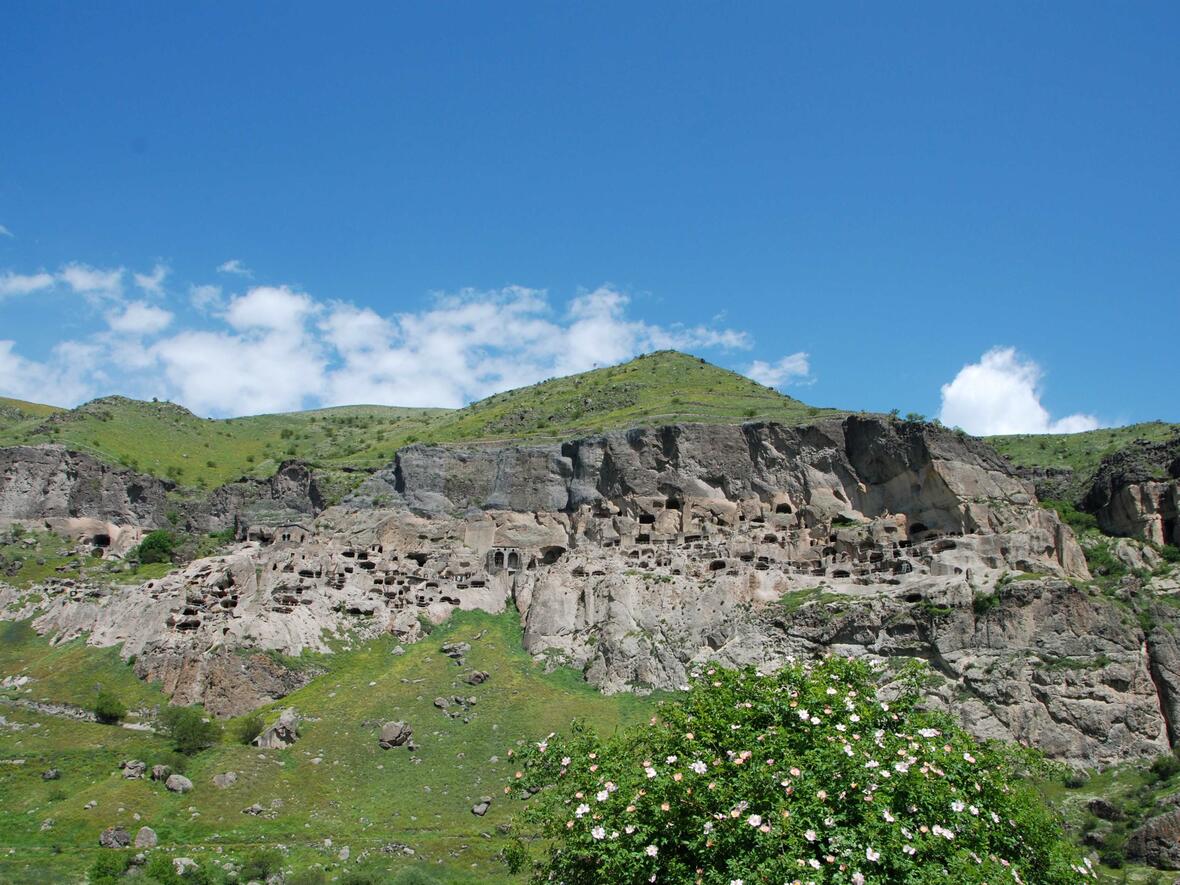 Hoch oben in den Fels gehauen - das Höhlendorf von Vardzia.