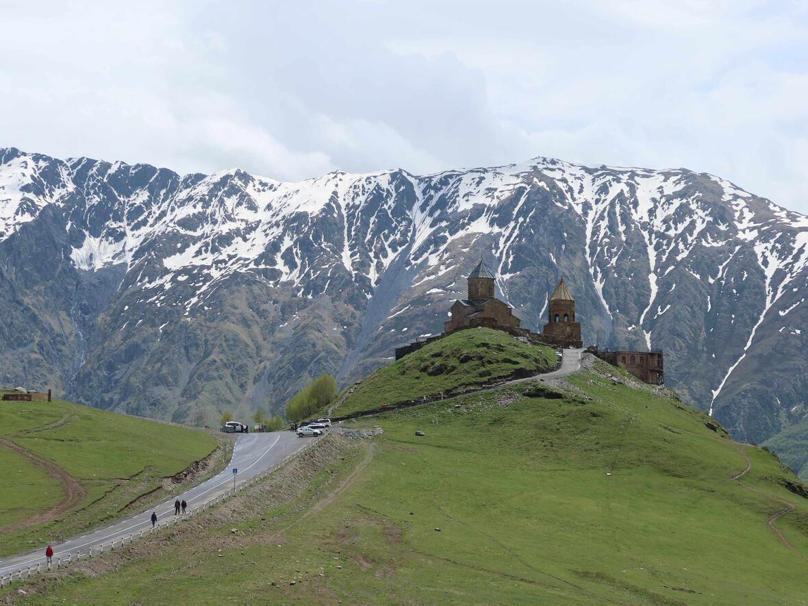 Und immer präsent: die gewaltigen Berge des Kaukasus.