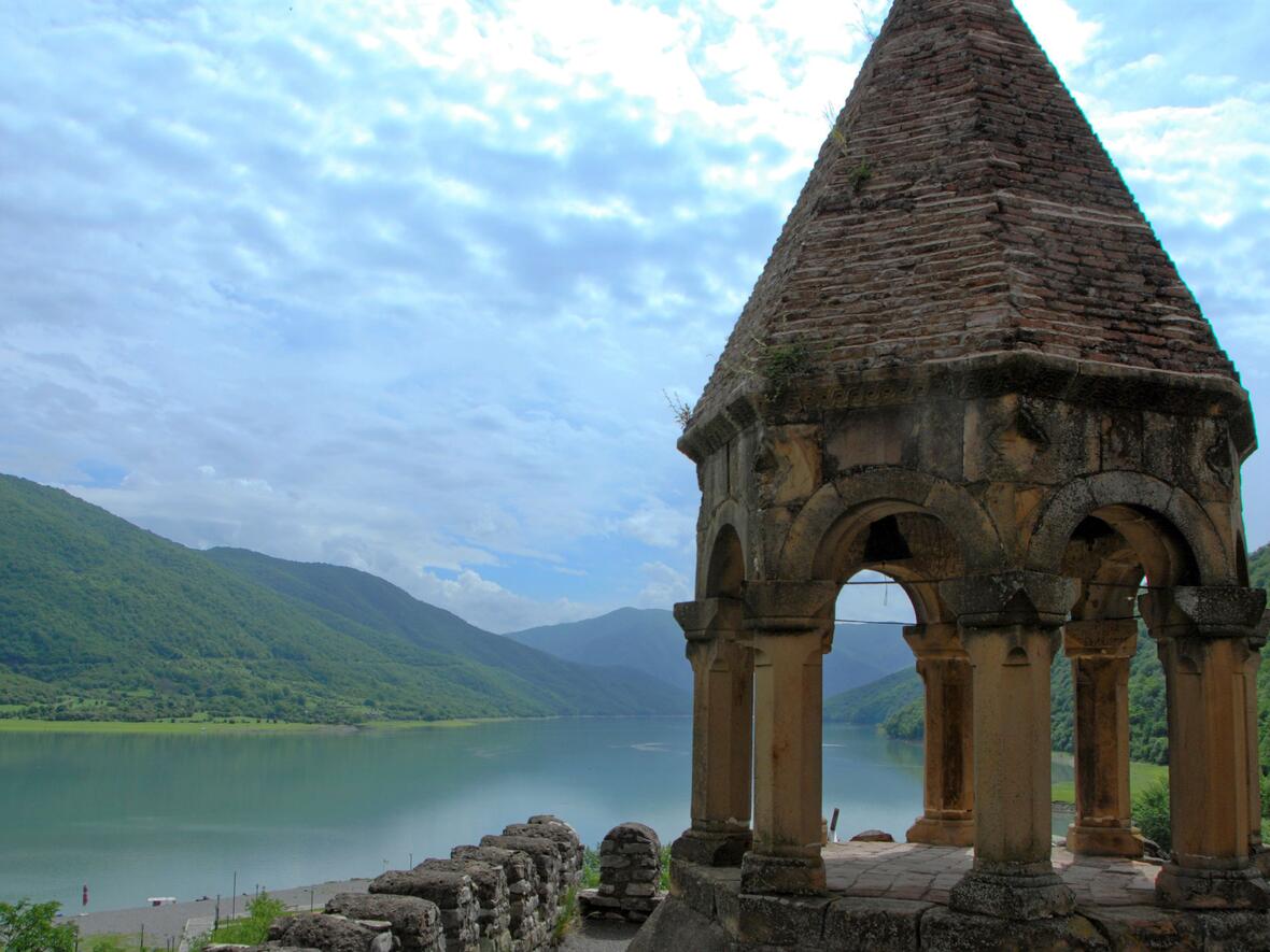 Die Festung Ananuri am Stausee von Zkhinvali.