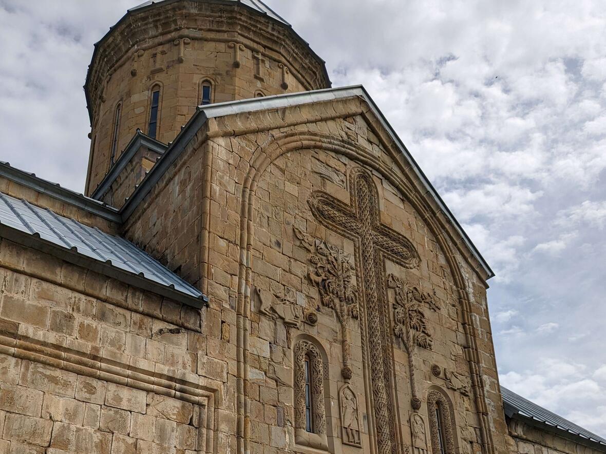 Weinreben zieren die Außenwände der Kirchen allerorts.