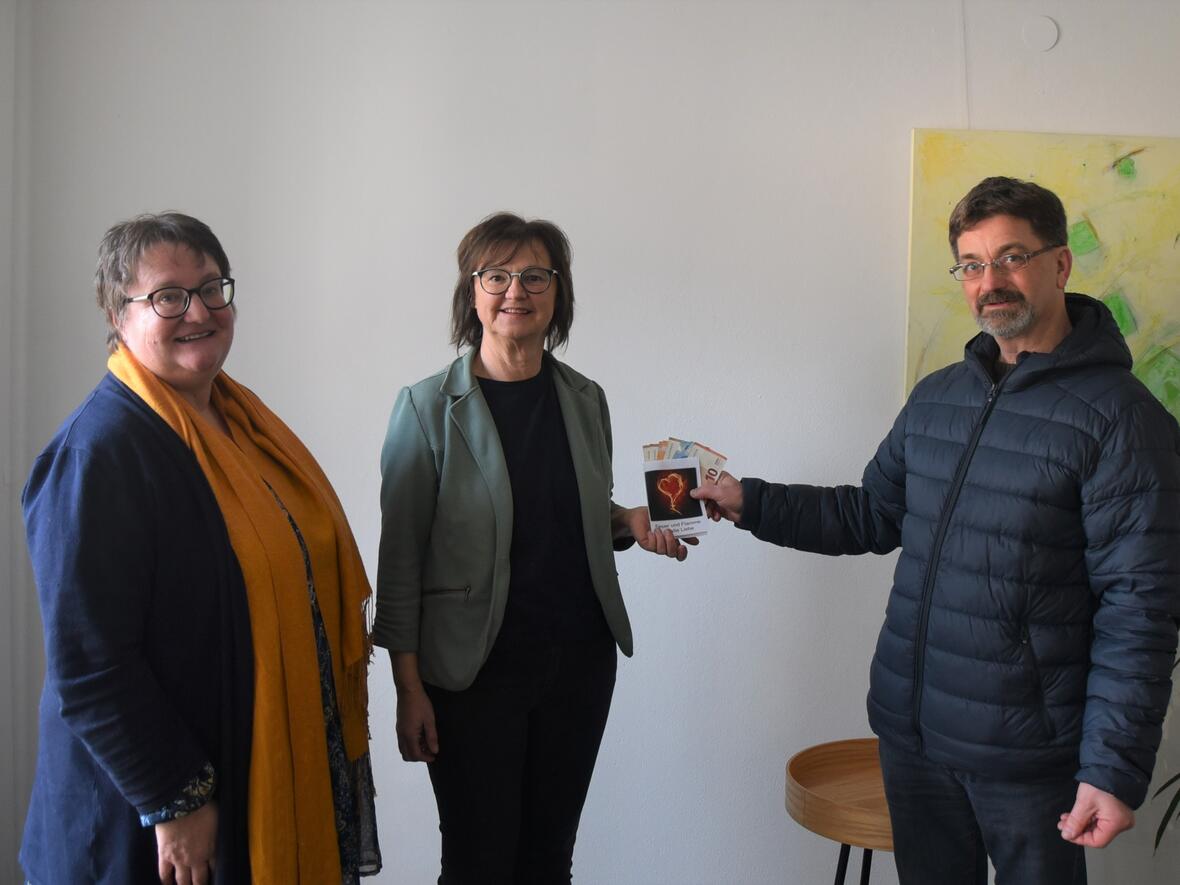 Anne Strahl und Hubert Seitle bei der Spendenübergabe an Frau Rosmarie Scholz