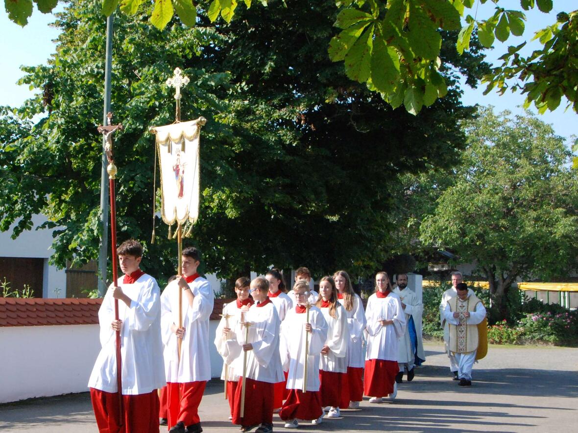 Kahlhoffest 2023 Viele Ministranten begleiteten den Festgottesdienst.
