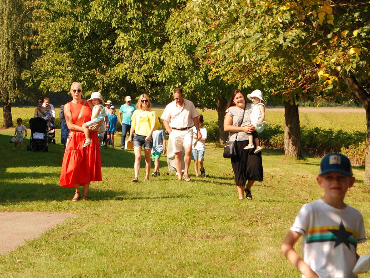 Kahlhoffest 2023 Die Teilnehmer der Kinderkirchen stießen beim Vater Unser zum Festgottesdienst.
