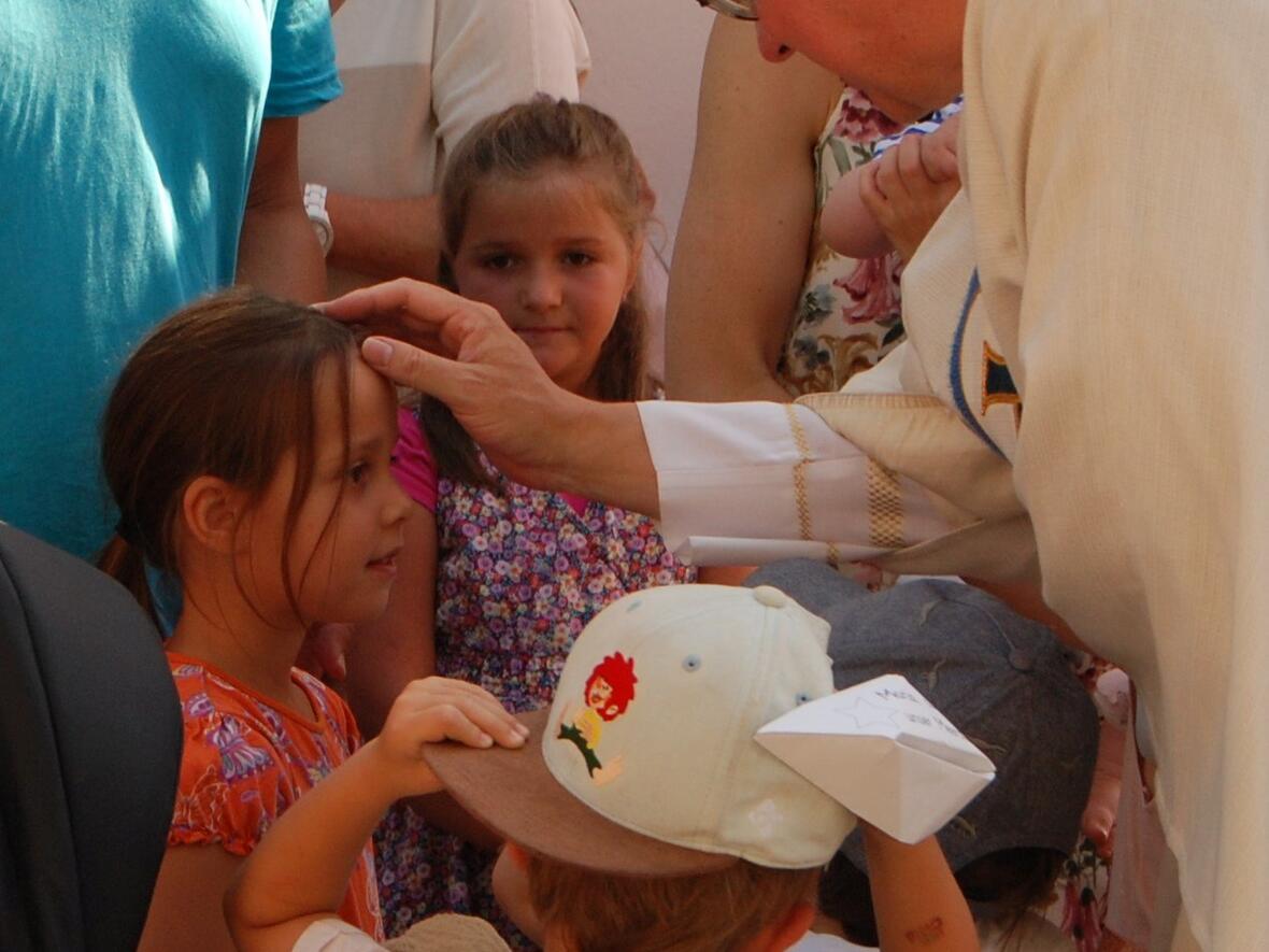 Kahlhoffest 2023 Die Kleinsten bekamen den Segen von Pfarrer Kohler.