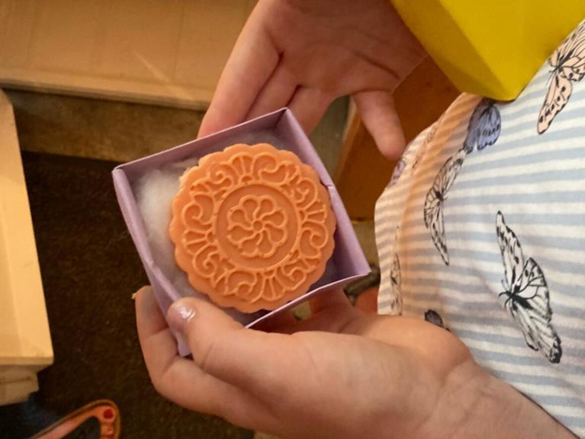 Voller Stolz auf das Produkt des Tages.