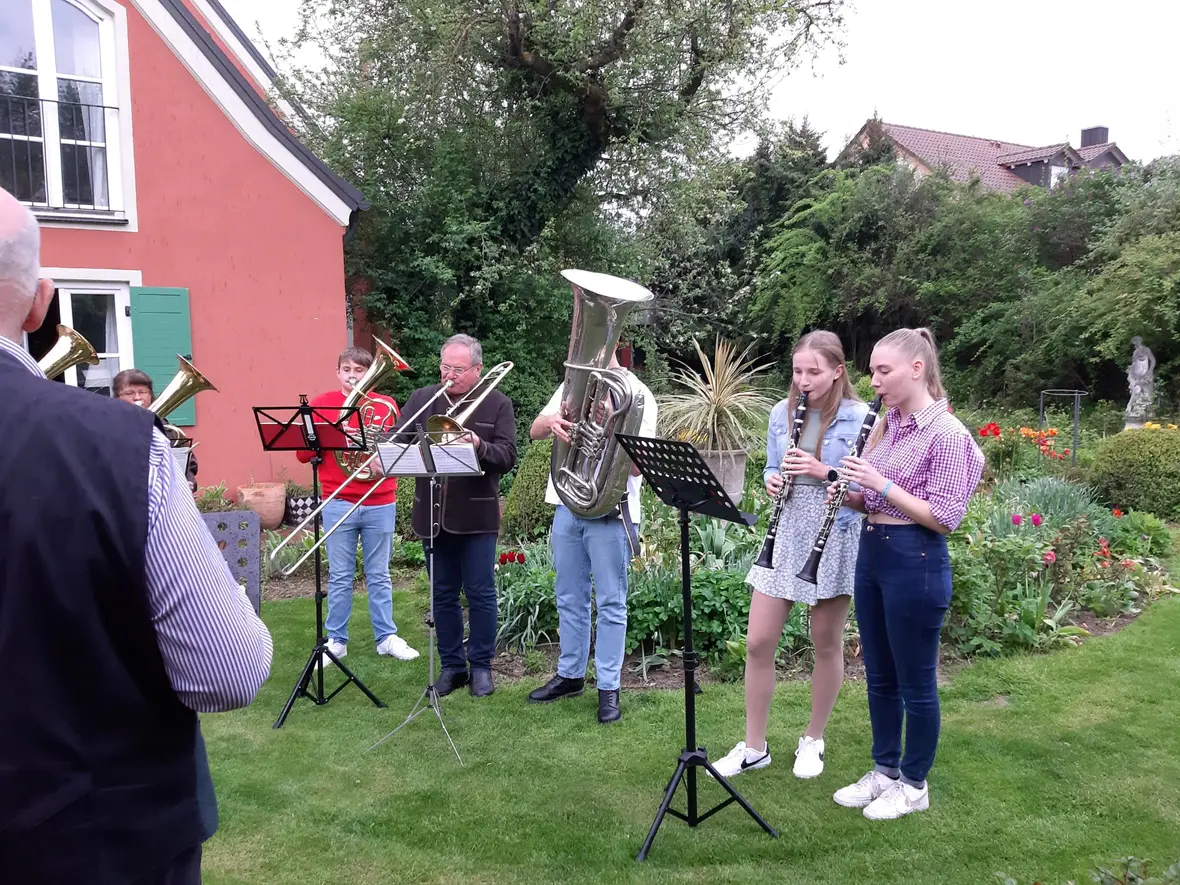 Bläser unter der Leitung von R. Reißner begleiteten die Maiandacht musikalisch