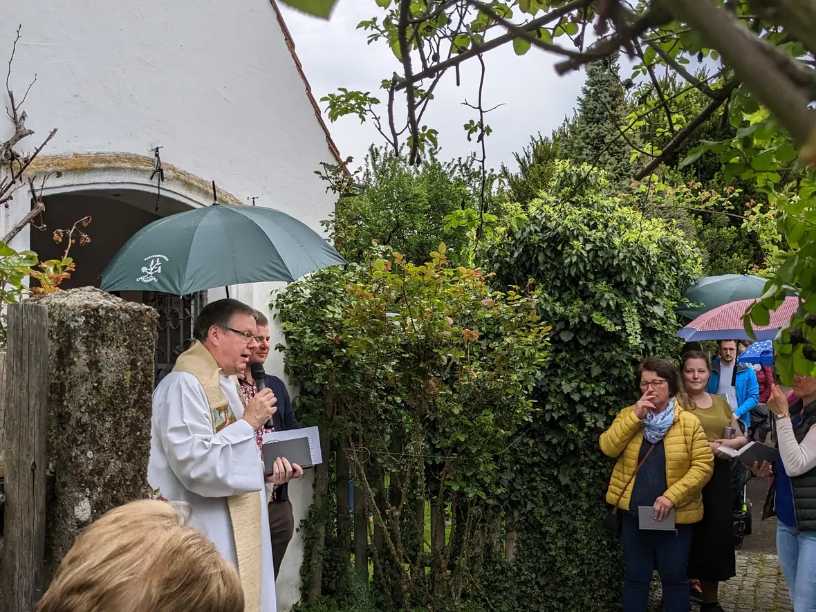 Pfarrer Kohler an der Schmidbauerkapelle