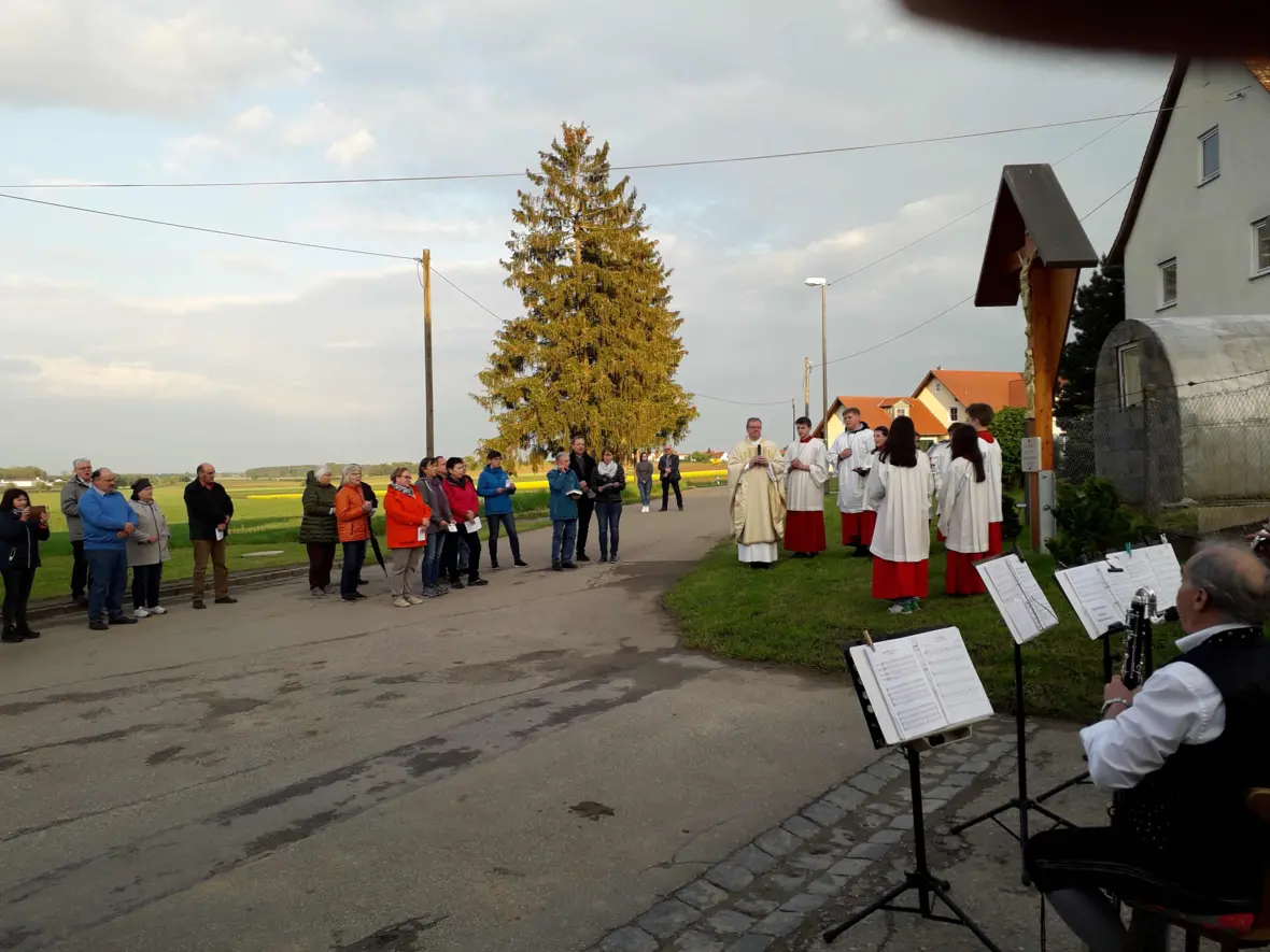 Kreuzeinweihung vor dem Schweizer Hof.