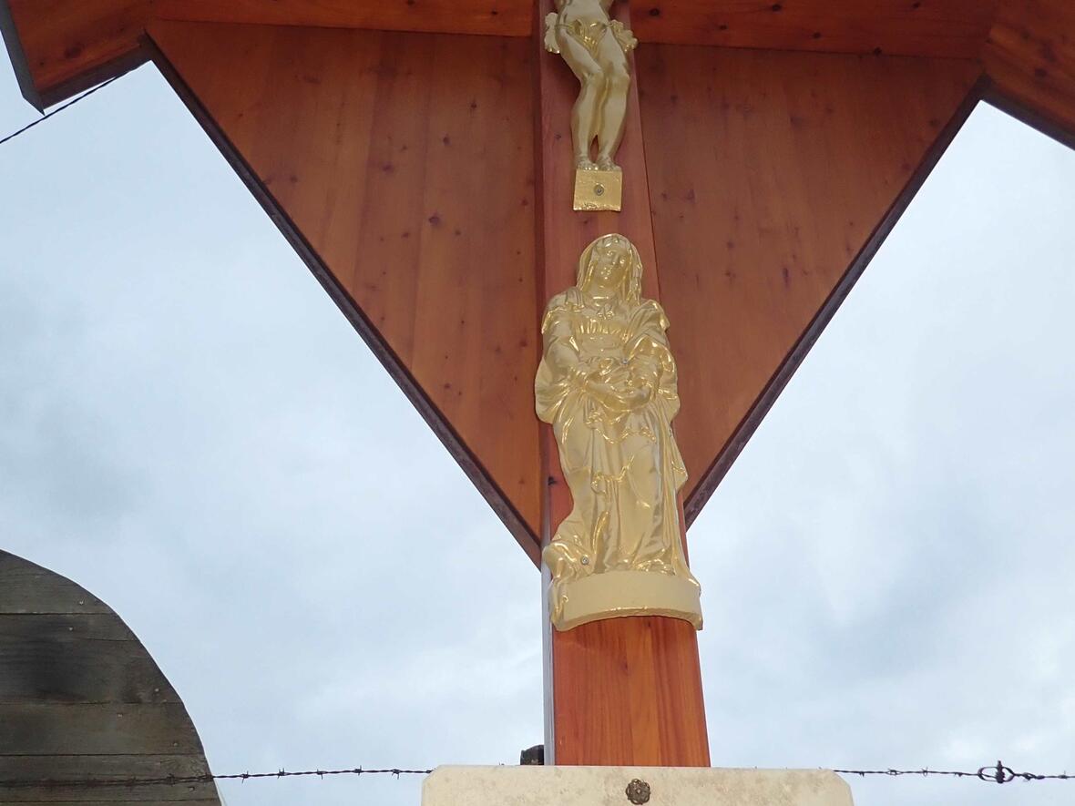 Das neu renovierte Kreuz in Ergertshausen.