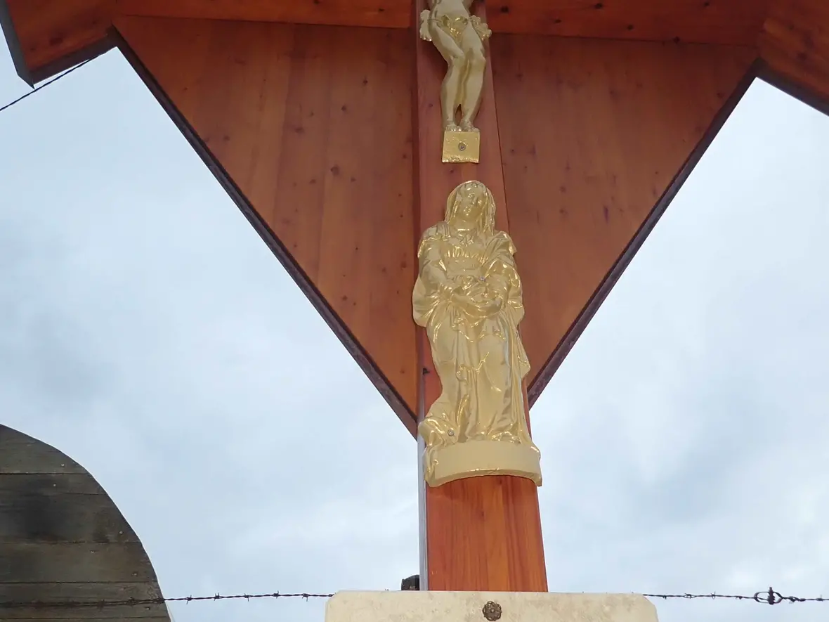 Das neu renovierte Kreuz in Ergertshausen.