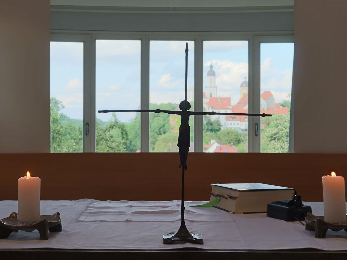 Der Blick über den Altar auf die Stadt.