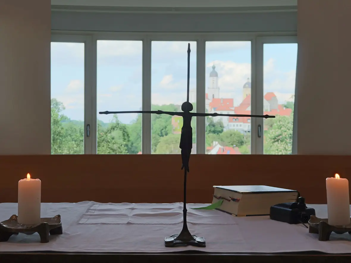 Der Blick über den Altar auf die Stadt.