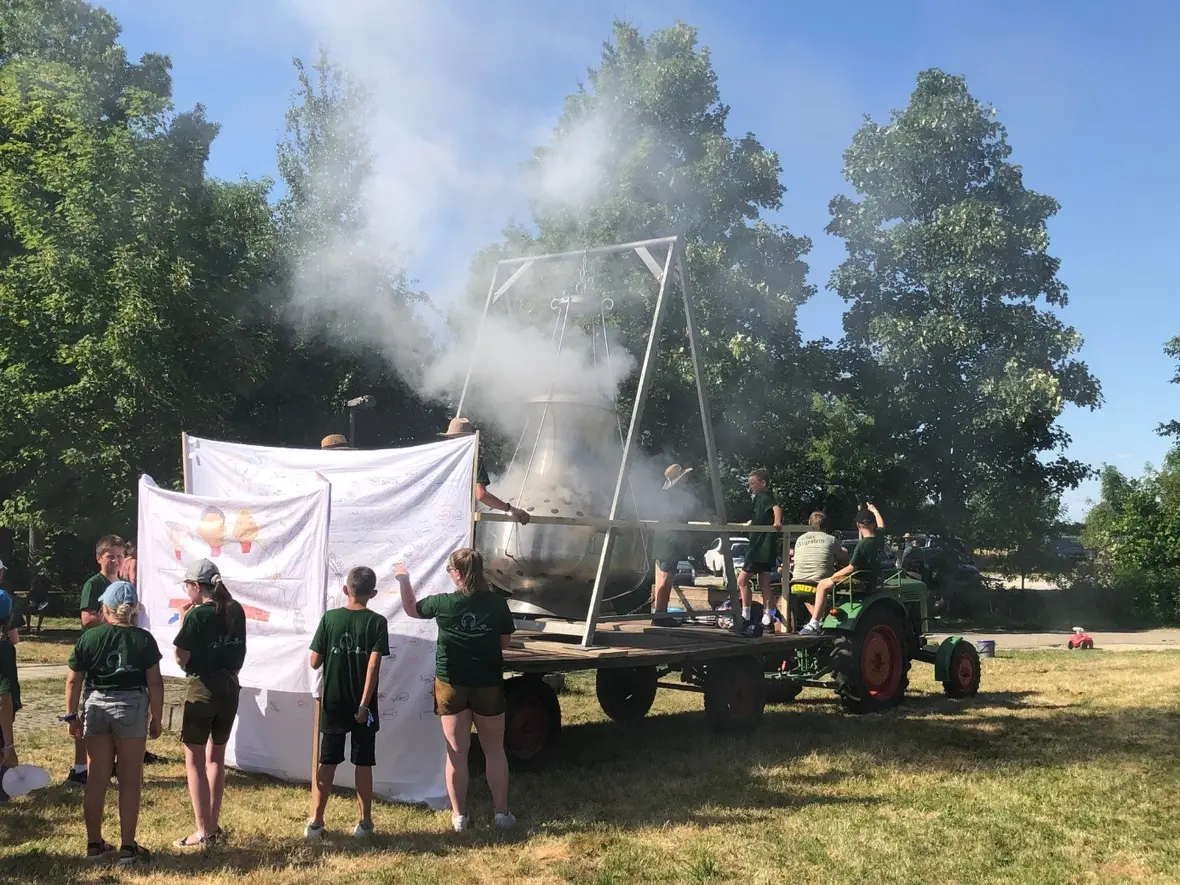 ... mit viel Spaß mit dem Weihrauchfaß ...