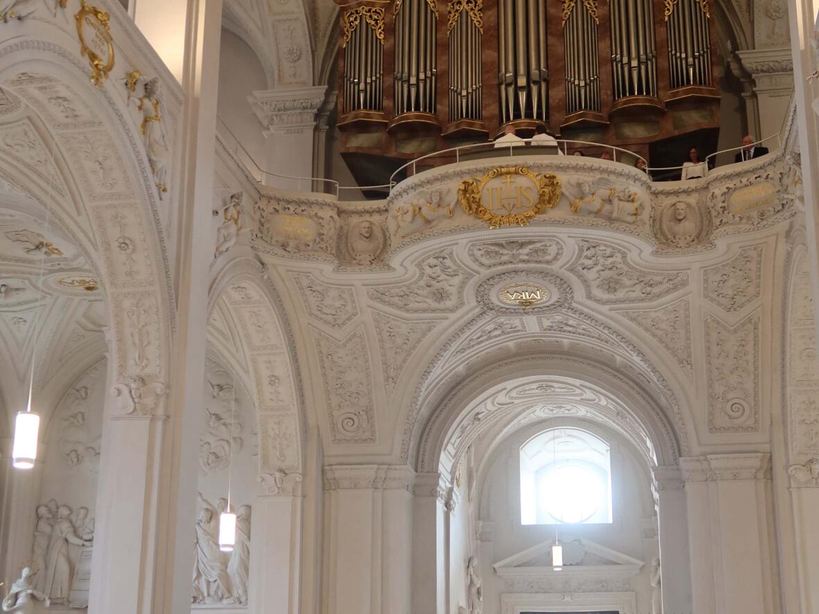 Nach der Weihe durfte die generalsanierte Orgel endlich wieder mit vollem Klang die Hofkirche erfüllen.
