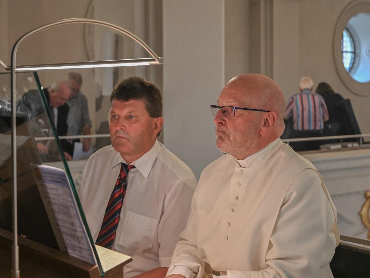 Nach der Weihe durfte Pater Kling endlich die Orgel zum Klingen bringen.