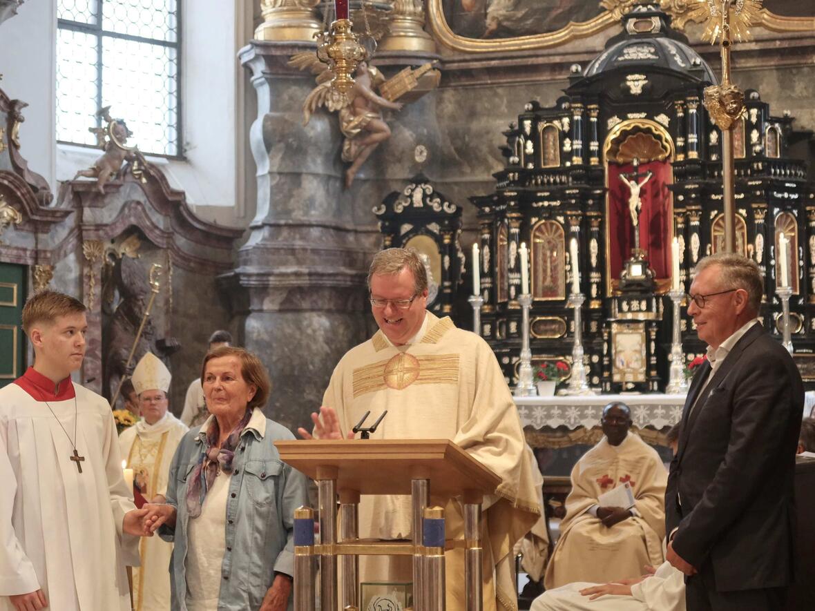 Stadtpfarrer Kohler erzählte einige Geschichte zur Verabschiedung von Erna Frankenberger und Ludwig Schlosser.