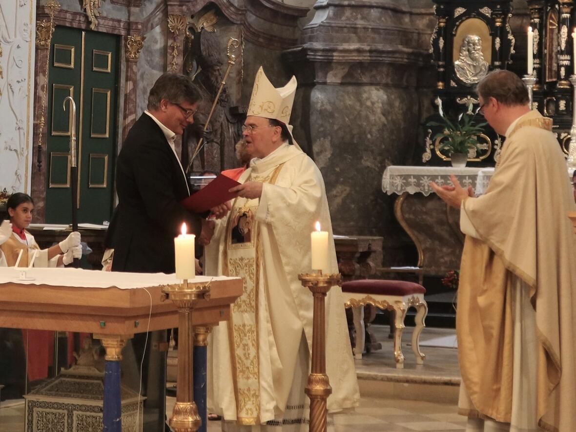 Gerne überreichte der Bischof seinem ehemaligen Ministranten Tobias Kugler die Berufung in den Hofkirchenrat.