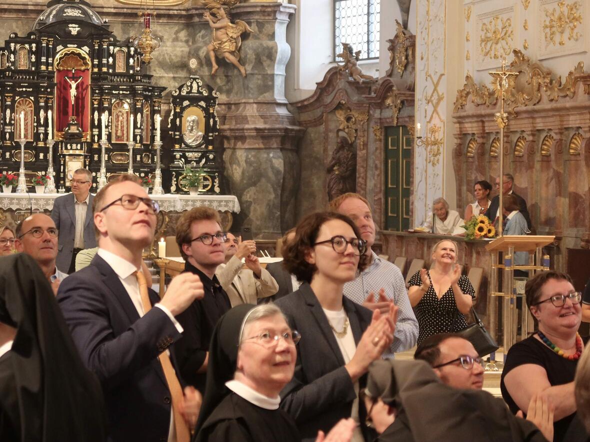 Nach dem Ende des Gottesdienstes gingen bewundernde Blicke und Applaus nach oben zur Orgel.