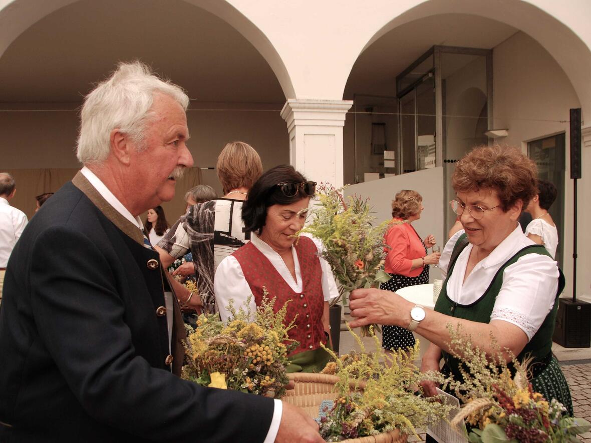 Alfred Hornung verteilte als kleines Dankeschön Kräuterbuschen...