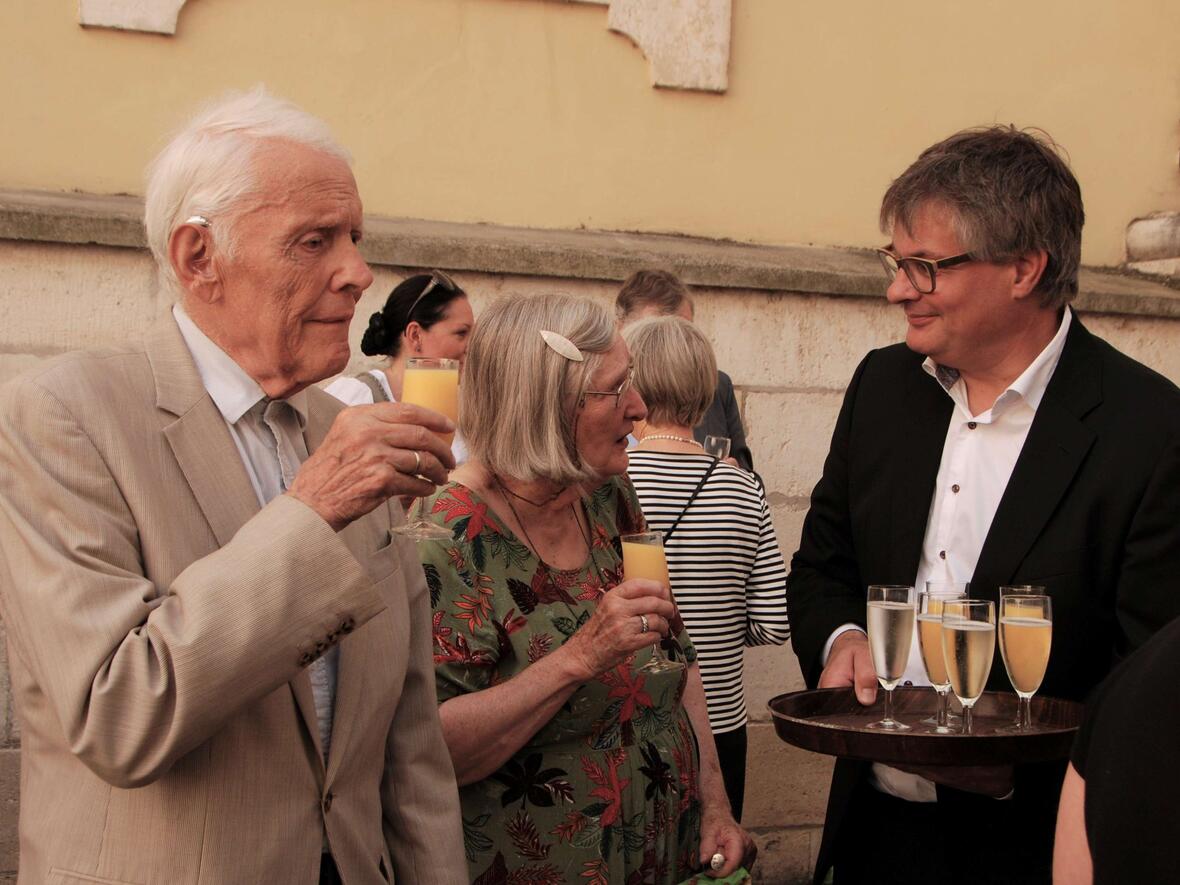 Tobias Kugler serviert dem ehemaligen Hofkirchenadministrator Anton Sprenzel Getränke