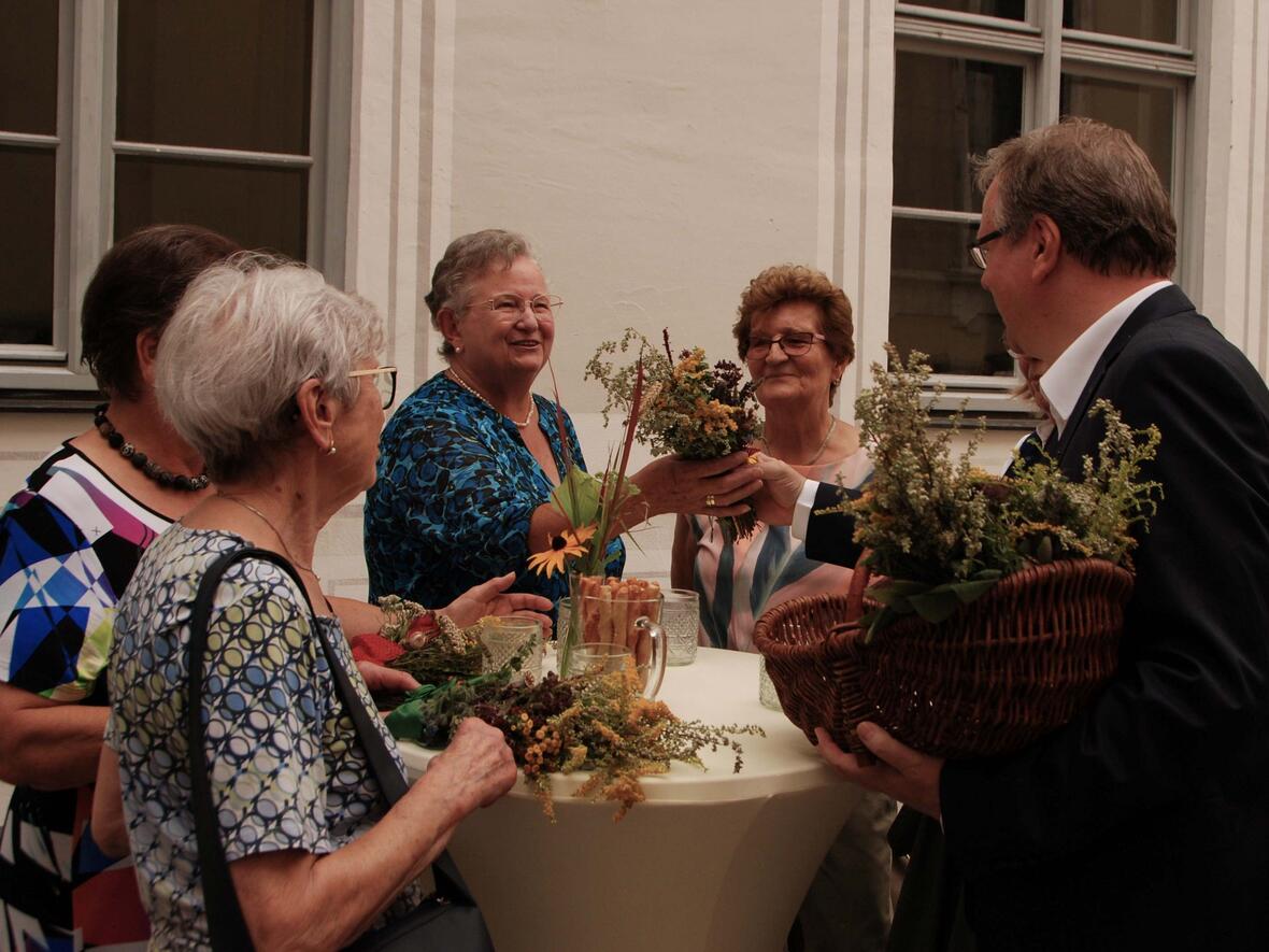 Die vom Frauenbund gebundenen Kräuterbuschen kamen gut an.