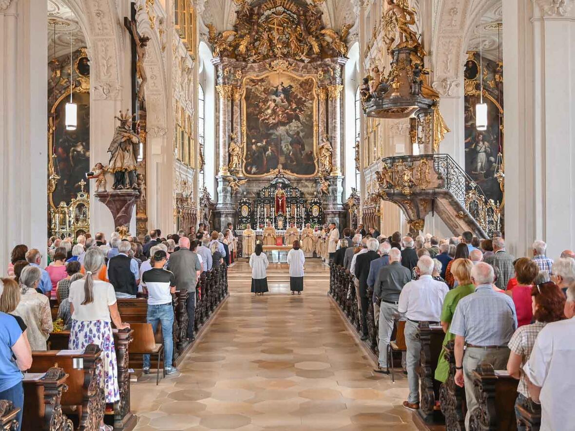 In der vollen Hofkirche stieg die Vorfreude auf den Festgottesdienst mit Bischof Meier und das Erklingen der Orgel.