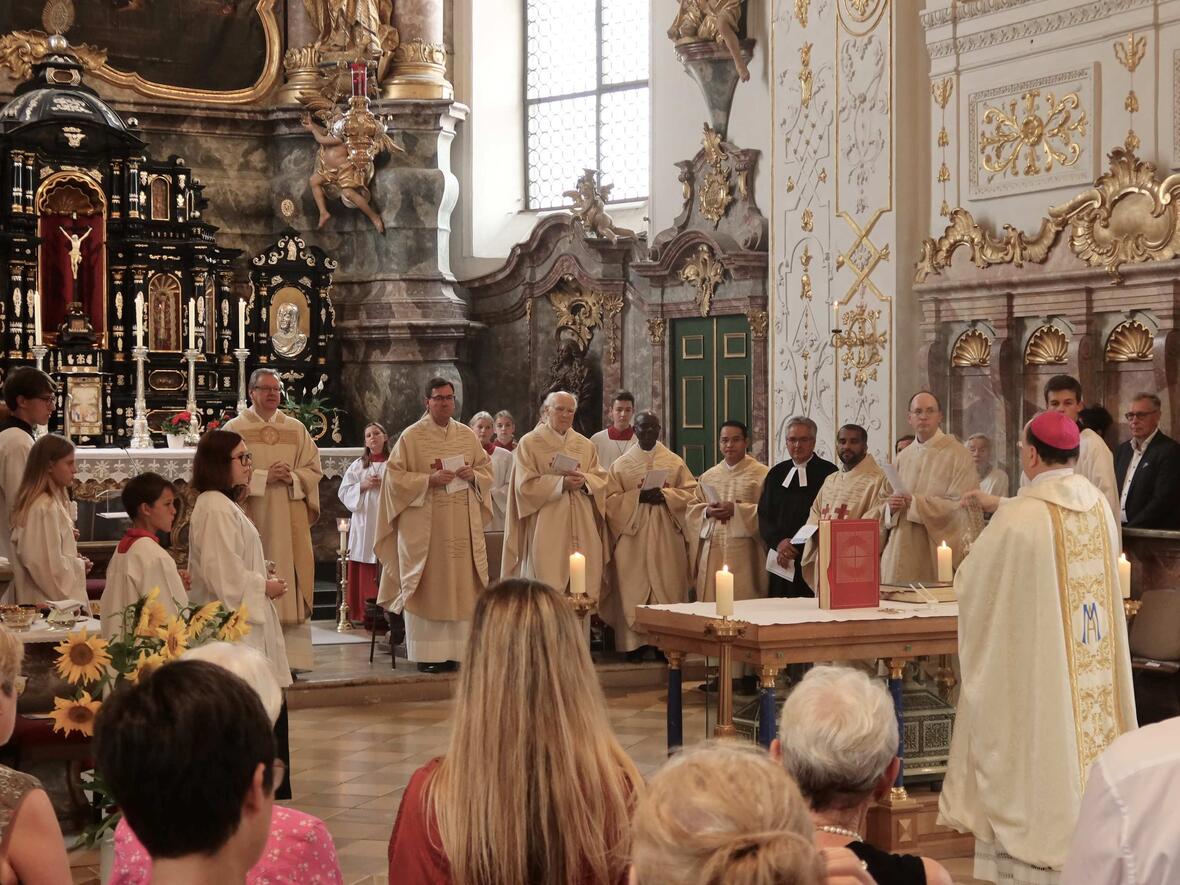 Bischof Dr. Bertram Meier zelebrierte den Gottesdienst im Kreis von neun Geistlichen der Weltkirche.