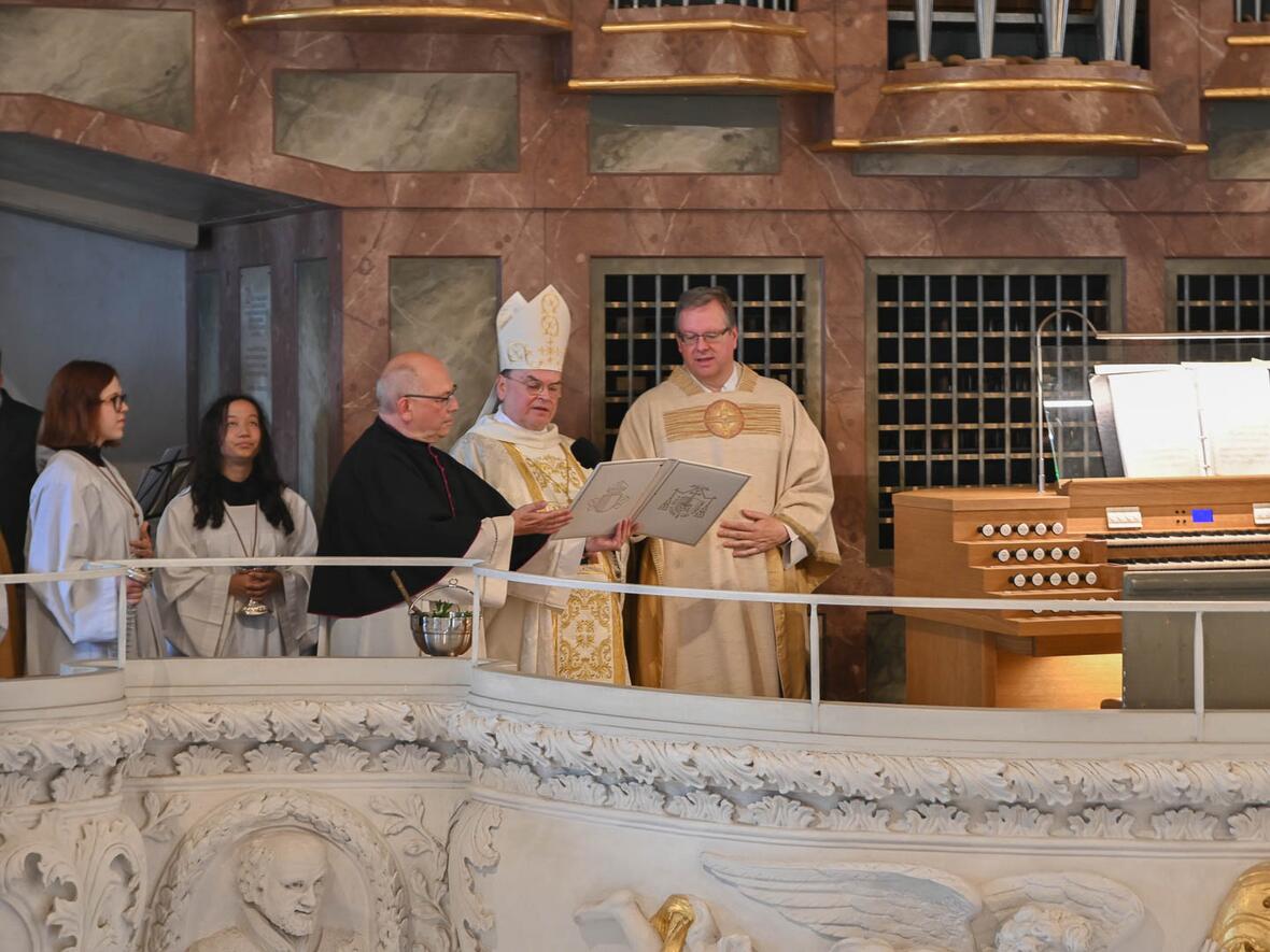 Der Ausburger Bischof wollte keine Fernweihe, sondern machte sich auf den Weg zur Empore.