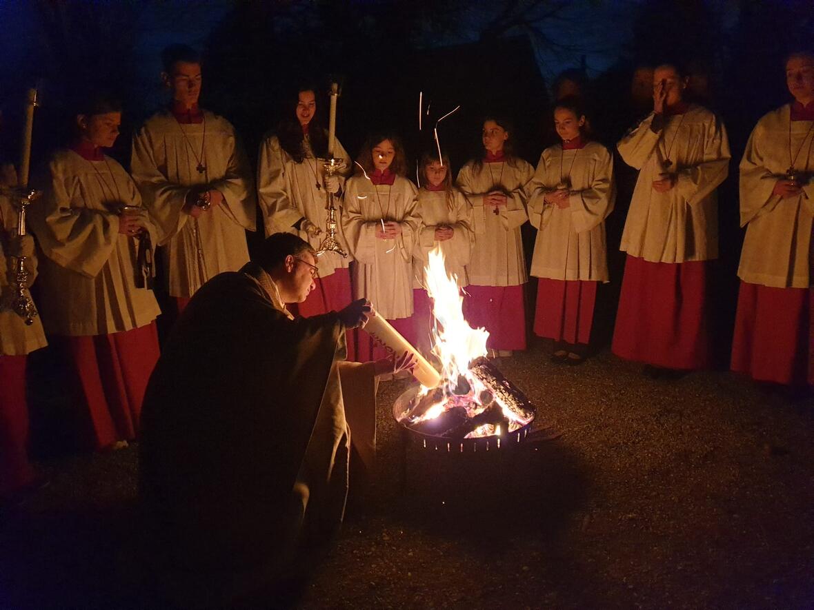 Triduum 2023 Pfarrer Leutgäb entzündet die Osterkerze am Osterfeuer