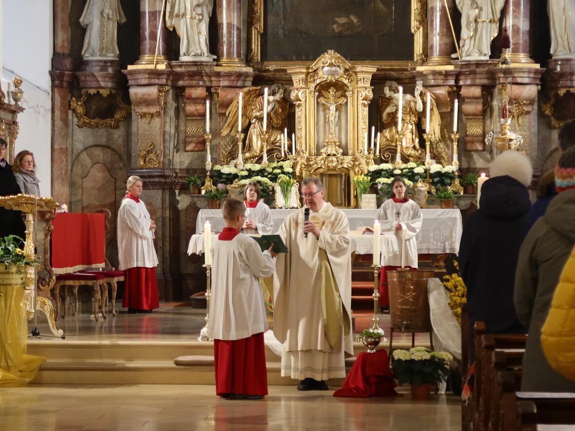 Triduum 2023 Die Segnung des Weihwassers gehört zur Osternacht.